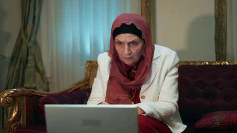 Afet descubre los secretos de su familia por el vídeo de Nochevieja, mientras Ferman recibe una noticia inesperada